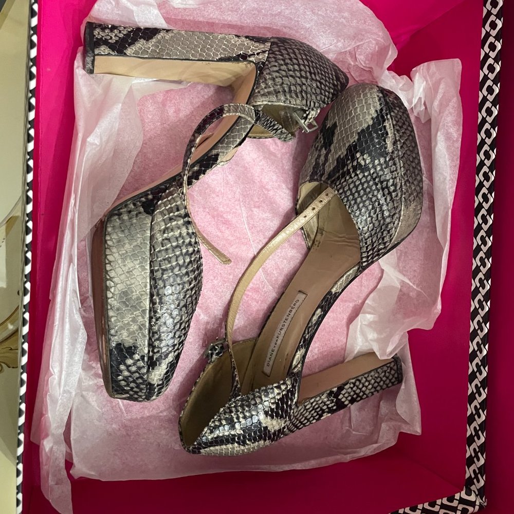 Diane Von Furstenberg Gray Python Heel Size 8 - image 5